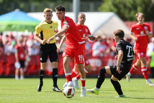 Fußball - Testspiel - TSG Pfeddersheim - 1. FSV Mainz 05 - 04.07.26, Anthony Caci (Mainz), Artur Reich(TSG), - *** Soccer Friendly Match: TSG Pfeddersheim 1, FSV Mainz 05, April 7, 2026; Anthony Caci (Mainz), Artur Reich (TSG),