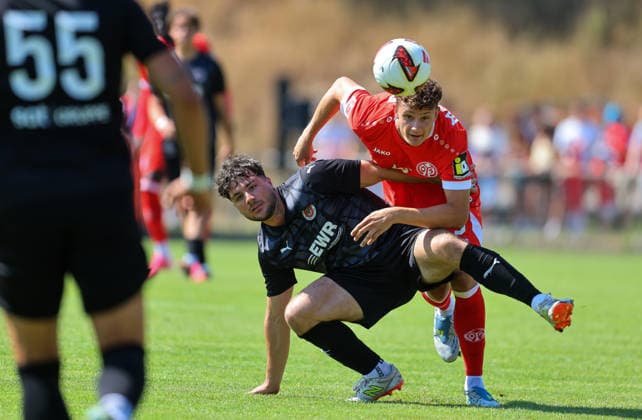 Fußball - Testspiel - TSG Pfeddersheim - 1. FSV Mainz 05 - 04.07.26, Tim Keller (TSG), Eric Martel (Mainz), - *** Soccer Friendly Match: TSG Pfeddersheim 1, FSV Mainz 05, April 7, 2026; Tim Keller (TSG), Eric Martel (Mainz),