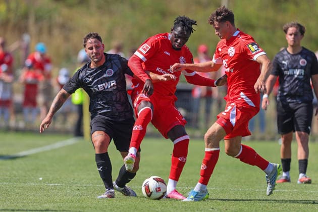 Fußball - Testspiel - TSG Pfeddersheim - 1. FSV Mainz 05 - 04.07.26, Marcel Mappes (TSG), Danny Da Costa, Eric Martel (Mainz), - *** Soccer Friendly Match: TSG Pfeddersheim 1, FSV Mainz 05, April 7, 2026; Marcel Mappes (TSG), Danny Da Costa, Eric Martel (Mainz),