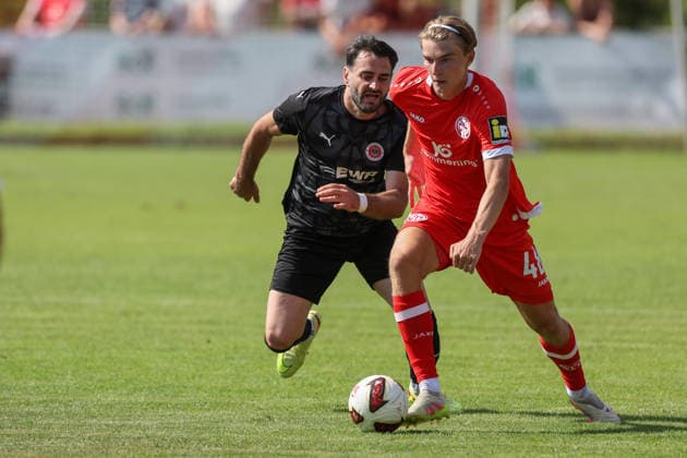 Fußball - Testspiel - TSG Pfeddersheim - 1. FSV Mainz 05 - 04.07.26, Ali Aslan (TSG), Kacper Potulski (Mainz), - *** Soccer Friendly Match: TSG Pfeddersheim 1, FSV Mainz 05, April 7, 2026; Ali Aslan (TSG), Kacper Potulski (Mainz),