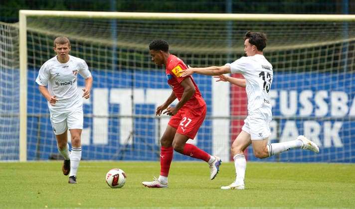 Foto : Ikem UGOH (Kiel) gegen William MADSEN (rechts , Frederica) Fussball 2. Bundesliga , Holstein Kiel - FC Frederica Testspiel am Sa. 04.07.2026 *** Photo: Ikem UGOH (Kiel) vs. William MADSEN (right), Frederica Soccer, 2. Bundesliga, Holstein Kiel vs. FC Frederica friendly match on Sat, July 4, 2026