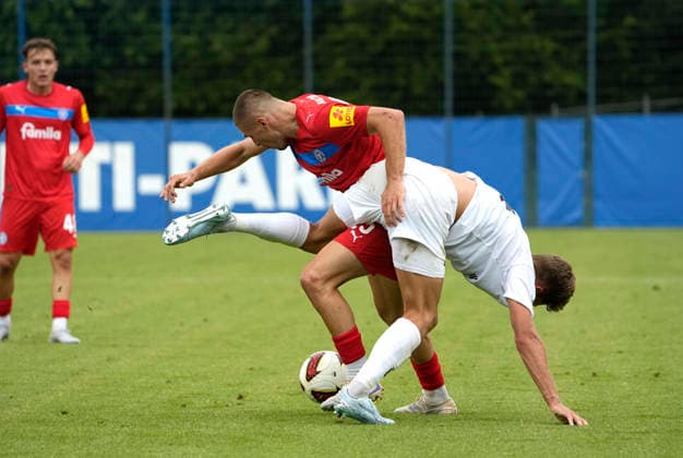 Foto : Marcus MÜLLER (Kiel) gegen Jeppe KUDSK (Frederica , rechts) Fussball 2. Bundesliga , Holstein Kiel - FC Frederica Testspiel am Sa. 04.07.2026 *** Photo by Marcus MÜLLER: Kiel vs. Jeppe KUDSK (Frederica), right: Soccer, 2. Bundesliga, Holstein Kiel vs. FC Frederica friendly match on Sat, July 4, 2026