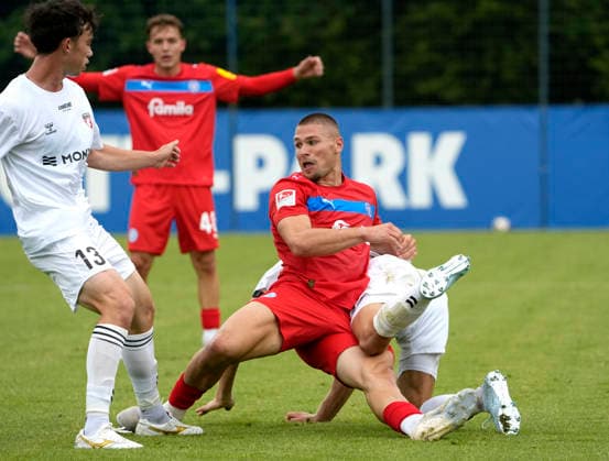 Foto : Marcus MÜLLER (Kiel) gegen Jeppe KUDSK (Frederica , rechts) und William MADSEN (links) Fussball 2. Bundesliga , Holstein Kiel - FC Frederica Testspiel am Sa. 04.07.2026 *** Photo: Marcus MÜLLER, Kiel vs. Jeppe KUDSK, Frederica (right), and William MADSEN (left). Soccer, 2. Bundesliga, Holstein Kiel vs. FC Frederica friendly match on Sat, July 4, 2026