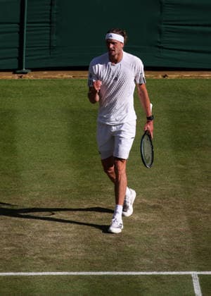 Alexander Zverev (GER) jubelt nach dem Sieg, Jubel, Freude, Emotion, Herren Einzel, Men s Singles Tennis - Wimbledon 2026 - Grand Slam ITF ATP, Tennis Herren WTA, Tennis Damen - AELTC - London - - Great Britain - 4 July 2026. *** Alexander Zverev (GER) celebrates after his victory; celebration, joy, emotion; Men s Singles, Men s Singles Tennis, Wimbledon 2026, Grand Slam, ITF, ATP, WTA, AELTC, London, Great Britain, July 4, 2026 Copyright: xJuergenxHasenkopfx