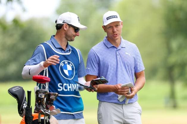 Matti Schmid (GER) bespricht sich mit seinem Caddy, 37. BMW International Open 2026, Golf, DP World Tour, Herren, Finale, 05.07.2026 Eichenried Bayern Deutschland *** Matti Schmid (GER) talks with his caddie, 37th BMW International Open 2026, Golf, DP World Tour, Men s, Final, July 5, 2026, Eichenried, Bavaria, Germany Copyright: xkolbert-press ChristianxKolbertx