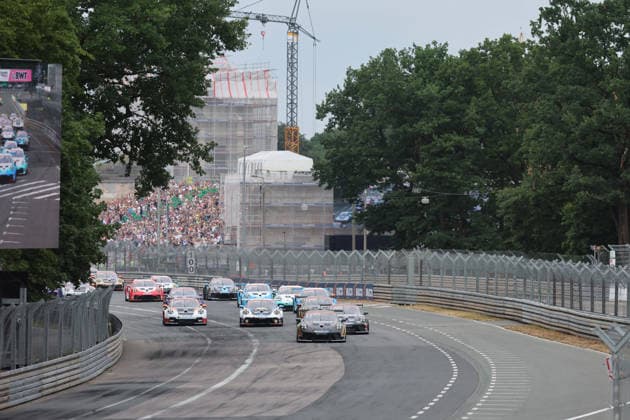 Nürnberg, Deutschland 03. - 05. Juli 2026: Porsche Sixt Carrera Cup Deutschland - 2026 - Norisring - Sonntag Rennen 2 Im Bild: Rennstart Rennen 2 am Sonntag, Führender Flynt Schuring (NED 12) Norisring Bayern *** Nuremberg, Germany, July 3–5, 2026 Porsche Sixt Carrera Cup Germany 2026 Norisring Sunday Race 2 Pictured: The start of Race 2 on Sunday, with Flynt Schuring (NED 12) in the lead at the Norisring in Bavaria Copyright: xFotostandx xFabianxWernerx