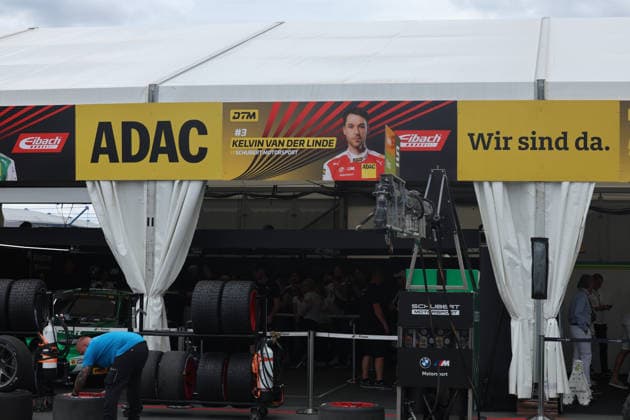 Nürnberg, Deutschland 03. - 05. Juli 2026: DTM- 2026 - Norisring - Im Bild: Leere Box von Kelvin van der Linde nach seinem schweren Unfall am Vortag. Norisring Bayern *** Nuremberg, Germany, July 3–5, 2026, DTM 2026, Norisring. Pictured: Kelvin van der Linde’s empty pit after his serious crash the previous day at the Norisring in Bavaria. Copyright: xFotostandx xFabianxWernerx