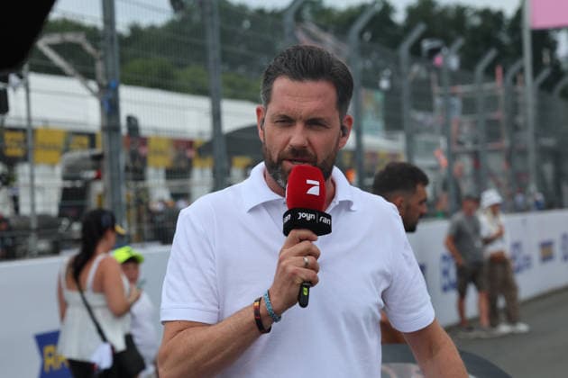 Nürnberg, Deutschland 03. - 05. Juli 2026: Porsche Sixt Carrera Cup Deutschland - 2026 - Norisring - Sonntag Rennen 2 Im Bild: Pro7 Moderator Axel Killing Norisring Bayern *** Nuremberg, Germany, July 3–5, 2026 Porsche Sixt Carrera Cup Germany 2026 Norisring Sunday Race 2 Pictured: Pro7 host Axel Killing at the Norisring in Bavaria Copyright: xFotostandx xFabianxWernerx