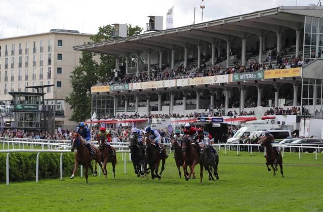 05.07.2026, GER,Reitsport, Rennen 3 World Pool - NEO LIVING Cup , Derby Meeting Hamburg - Galopprennen, Hamburger Renn-Club e.V., Galopprennbahn Hamburg Horn, Hamburg Feature Impressionen erste Kurve mit dem kompletten Feld des Rennen 3 World Pool - NEO LIVING Cup Sieger Ally McMagic ( 06) geritten von Alexander Pietsch *** July 5, 2026, GER, Equestrian Sports, Race 3 World Pool NEO LIVING Cup, Derby Meeting Hamburg Horse Racing, Hamburger Renn Club e.V., Hamburg Horn Racetrack, Hamburg Feature: Highlights from the first turn with the entire field of Race 3, the World Pool NEO LIVING Cup; winner Ally McMagic 06, ridden by Alexander Pietsch nordphotoxGmbHx xTauchnitz nph00059
