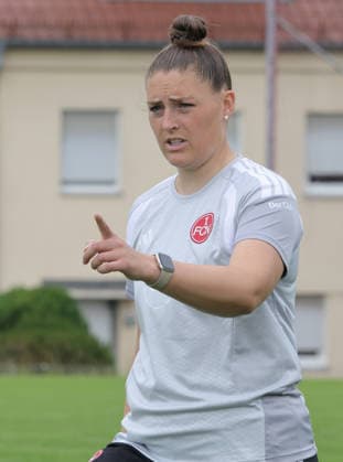 05.07.2026 - Fussball - 1. Frauen - Fussball - Bundesliga - Saison 2026 2027 - 1. FC Nürnberg Nuernberg FCN ( Club ) - Training Trainingsauftakt Saisonauftakt - Sportfoto Zink DaMa - xdaxma - Isabel Bauer ( Co-Trainer 1. FC Nürnberg FCN ) zeigt an gestikuliert dirigiert gibt Anweisungen *** July 5, 2026 Women s Soccer 1 Women s Soccer Bundesliga 2026–2027 Season 1 FC Nürnberg (FCN) Club Training Start of Training Start of Season Sports Photo Zink DaMa xdaxma Isabel Bauer Assistant Coach 1 FC Nürnberg (FCN) shows...gestures, directs, gives instructions