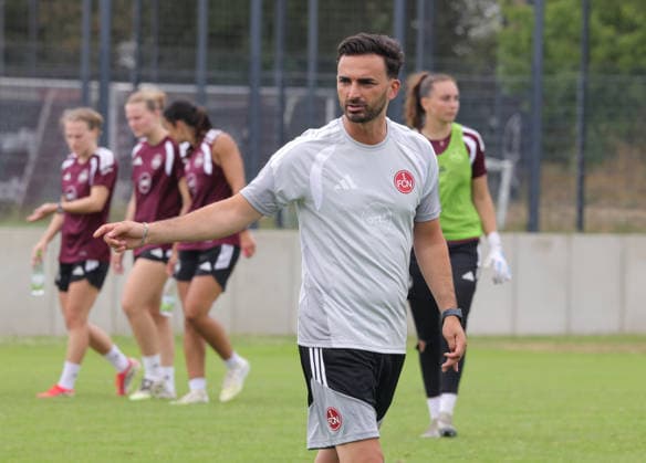 05.07.2026 - Fussball - 1. Frauen - Fussball - Bundesliga - Saison 2026 2027 - 1. FC Nürnberg Nuernberg FCN ( Club ) - Training Trainingsauftakt Saisonauftakt - Sportfoto Zink DaMa - xdaxma - Omar Adlani (Trainer 1. FC Nürnberg FCN ) zeigt an gestikuliert dirigiert gibt Anweisungen *** July 5, 2026 Soccer Women s Soccer Bundesliga 2026–2027 Season 1. FC Nürnberg (FCN) Club Training First Training Session Start of the Season Sports Photo Zink DaMa xdaxma Omar Adlani Coach 1. FC Nürnberg (FCN) shows gestures directs gives instructions