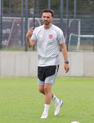05.07.2026 - Fussball - 1. Frauen - Fussball - Bundesliga - Saison 2026 2027 - 1. FC Nürnberg Nuernberg FCN ( Club ) - Training Trainingsauftakt Saisonauftakt - Sportfoto Zink DaMa - xdaxma - Omar Adlani (Trainer 1. FC Nürnberg FCN ) zeigt an gestikuliert dirigiert gibt Anweisungen *** July 5, 2026 Soccer Women s Soccer Bundesliga 2026–2027 Season 1. FC Nürnberg (FCN) Club Training First Training Session Start of the Season Sports Photo Zink DaMa xdaxma Omar Adlani Coach 1. FC Nürnberg (FCN) shows gestures directs gives instructions