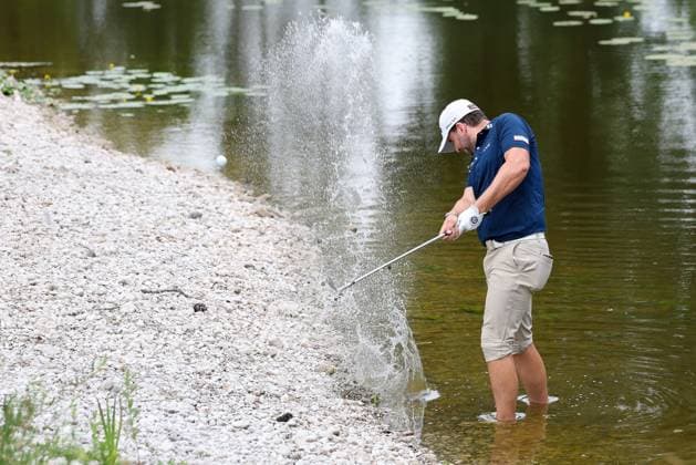 Sport Bilder des Tages Nicolai von Dellingshausen (GER) schlaegt aus dem Wasser an der 18, 37. BMW International Open 2026, Golf, DP World Tour, Herren, Finale, 05.07.2026 Eichenried Bayern Deutschland *** Nicolai von Dellingshausen (GER) hits a shot out of the water on the 18th hole, 37 BMW International Open 2026, Golf, DP World Tour, Men s, Final, July 5, 2026, Eichenried, Bavaria, Germany Copyright: xkolbert-press ChristianxKolbertx