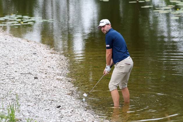 Nicolai von Dellingshausen (GER) schlaegt aus dem Wasser an der 18, 37. BMW International Open 2026, Golf, DP World Tour, Herren, Finale, 05.07.2026 Eichenried Bayern Deutschland *** Nicolai von Dellingshausen (GER) hits a shot out of the water on the 18th hole, 37 BMW International Open 2026, Golf, DP World Tour, Men s, Final, July 5, 2026, Eichenried, Bavaria, Germany Copyright: xkolbert-press ChristianxKolbertx