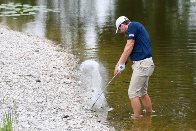 Nicolai von Dellingshausen (GER) schlaegt aus dem Wasser an der 18, 37. BMW International Open 2026, Golf, DP World Tour, Herren, Finale, 05.07.2026 Eichenried Bayern Deutschland *** Nicolai von Dellingshausen (GER) hits a shot out of the water on the 18th hole, 37 BMW International Open 2026, Golf, DP World Tour, Men s, Final, July 5, 2026, Eichenried, Bavaria, Germany Copyright: xkolbert-press ChristianxKolbertx
