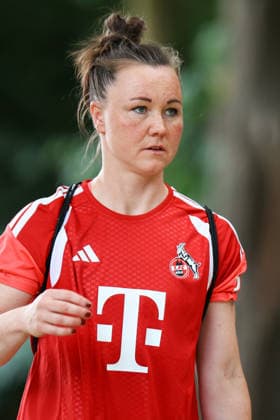 Angebot: 1. FC Köln Frauen, Auftakttraining, 05.07.2026 Marina Hegering (1. FC Köln, 33) beim Auftakttraining der Frauen des 1. FC Köln zur Saison 2026 27 der 1. Frauen Fussball Bundesliga, Trainingsgelände am Geißbockheim, Köln, 05.07.2026 DFL DFB regulations prohibit any use of photographs as image sequences and or quasi-video. *** 1 FC Köln Women, First Training Session, July 5, 2026 Marina Hegering 1 FC Köln, 33 at the opening training session for the 1 FC Köln women’s team for the 2026–27 season of the Women’s Bundesliga, training grounds at Geißbockheim, Cologne, July 5, 2026 DFL DFB regulations prohibit any use of photographs as image sequences and or quasi-video Copyright: xBEAUTIFULxSPORTS Freisenx