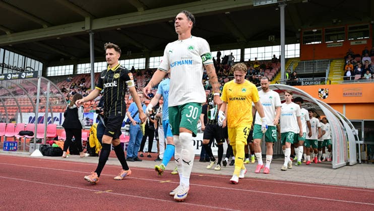 05.07.2026 - Fussball - Saison 2026 2027 - Testspiel Freundschaftsspiel - SpVgg Bayreuth - SpVgg Greuther Fürth ( Kleeblatt ) - - Sportfoto Zink - xwoxzix - regulations prohibit any use of photographs as image sequences and or quasi-video - only for editorial use - Dennis Lippert (3, SpVgg Bayreuth ) Felix Klaus (30, SpVgg Greuther Fürth ) läuft ein *** July 5, 2026 Soccer Season 2026–2027 Exhibition Match Friendly Match SpVgg Bayreuth SpVgg Greuther Fürth Kleeblatt Sports Photo by Zink xwoxzix; regulations prohibit any use of photographs as image sequences and or quasi-video; for editorial use only. Dennis Lippert 3, SpVgg Bayreuth; Felix Klaus 30, SpVgg Greuther Fürth runs in