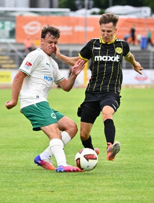 05.07.2026 - Fussball - Saison 2026 2027 - Testspiel Freundschaftsspiel - SpVgg Bayreuth - SpVgg Greuther Fürth ( Kleeblatt ) - - Sportfoto Zink - xwoxzix - regulations prohibit any use of photographs as image sequences and or quasi-video - only for editorial use - Lukas Reich (2, SpVgg Greuther Fürth ) Dennis Lippert (3, SpVgg Bayreuth ) *** July 5, 2026 Soccer Season 2026–2027 Exhibition Match Friendly Match SpVgg Bayreuth SpVgg Greuther Fürth Kleeblatt Sports Photo Zink xwoxzix Regulations prohibit any use of photographs as image sequences and or quasi-video; for editorial use only. Lukas Reich 2, SpVgg Greuther Fürth Dennis Lippert 3, SpVgg Bayreuth