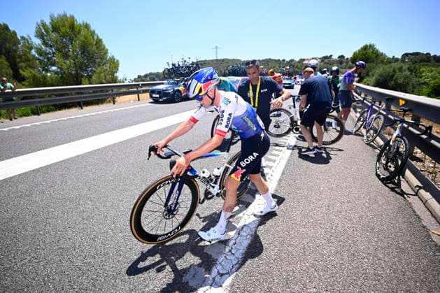 Tour de France 2026 Stage 2 BARCELONA, SPAIN - JULY 05 : Van Gils Maxim (BEL) of Red Bull - BORA - Hansgrohe in a crash during stage 2 of the 113rd edition of Tour de France an UCI World Tour 2.UWT cycling road race stage for Men Elite of 182 km with start in Tarragona and finish in Barcelona on July 5, 2026 in Barcelona, Spain, 05 07 2026 ( Motordriver Kurt Vandenborre - Barcelona Spain  Copyright: xTomasxSiskx