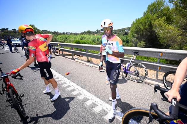 Sport Bilder des Tages Tour de France 2026 Stage 2 BARCELONA, SPAIN - JULY 05 : Girmay Biniam (ERI) of NSN Cycling Team after a crash during stage 2 of the 113rd edition of Tour de France an UCI World Tour 2.UWT cycling road race stage for Men Elite of 182 km with start in Tarragona and finish in Barcelona on July 5, 2026 in Barcelona, Spain, 05 07 2026 ( Motordriver Kurt Vandenborre - Barcelona Spain  Copyright: xTomasxSiskx