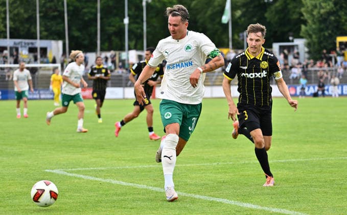 05.07.2026 - Fussball - Saison 2026 2027 - Testspiel Freundschaftsspiel - SpVgg Bayreuth - SpVgg Greuther Fürth ( Kleeblatt ) - - Sportfoto Zink - xwoxzix - regulations prohibit any use of photographs as image sequences and or quasi-video - only for editorial use - Felix Klaus (30, SpVgg Greuther Fürth ) Dennis Lippert (3, SpVgg Bayreuth ) *** July 5, 2026 Soccer Season 2026–2027 Exhibition Match Friendly Match SpVgg Bayreuth SpVgg Greuther Fürth Kleeblatt Sports Photo Zink xwoxzix Regulations prohibit any use of photographs as image sequences and or quasi-video; for editorial use only. Felix Klaus 30, SpVgg Greuther Fürth; Dennis Lippert 3, SpVgg Bayreuth