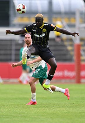 05.07.2026 - Fussball - Saison 2026 2027 - Testspiel Freundschaftsspiel - SpVgg Bayreuth - SpVgg Greuther Fürth ( Kleeblatt ) - - Sportfoto Zink - xwoxzix - regulations prohibit any use of photographs as image sequences and or quasi-video - only for editorial use - Kelvin Onuigwe (9, SpVgg Bayreuth ) vor Jannis Heuer (22, SpVgg Greuther Fürth ) *** July 5, 2026 Soccer Season 2026–2027 Exhibition Match Friendly Match SpVgg Bayreuth SpVgg Greuther Fürth Kleeblatt Sports Photo by Zink xwoxzix; regulations prohibit any use of photographs as image sequences and or quasi-video; for editorial use only. Kelvin Onuigwe 9, SpVgg Bayreuth in front of Jannis Heuer 22, SpVgg Greuther Fürth