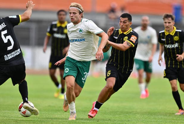 05.07.2026 - Fussball - Saison 2026 2027 - Testspiel Freundschaftsspiel - SpVgg Bayreuth - SpVgg Greuther Fürth ( Kleeblatt ) - - Sportfoto Zink - xwoxzix - regulations prohibit any use of photographs as image sequences and or quasi-video - only for editorial use - Philipp Müller (36, SpVgg Greuther Fürth ) Denis Latifovic (6, SpVgg Bayreuth ) *** July 5, 2026 Soccer Season 2026–2027 Exhibition Match Friendly Match SpVgg Bayreuth SpVgg Greuther Fürth Kleeblatt Sports Photo by Zink xwoxzix; regulations prohibit any use of photographs as image sequences and or quasi-video; for editorial use only. Philipp Müller 36, SpVgg Greuther Fürth; Denis Latifovic 6, SpVgg Bayreuth