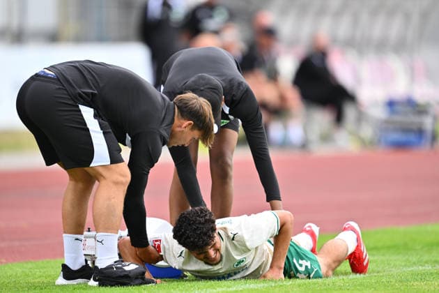 05.07.2026 - Fussball - Saison 2026 2027 - Testspiel Freundschaftsspiel - SpVgg Bayreuth - SpVgg Greuther Fürth ( Kleeblatt ) - - Sportfoto Zink - xwoxzix - regulations prohibit any use of photographs as image sequences and or quasi-video - only for editorial use - Mehmet Avlayici (44, SpVgg Greuther Fürth ) angeschlagen am Boden *** July 5, 2026 Soccer Season 2026–2027 Exhibition Match Friendly Match SpVgg Bayreuth SpVgg Greuther Fürth Kleeblatt Sports Photo by Zink xwoxzix; regulations prohibit any use of photographs as image sequences and or quasi-video; for editorial use only. Mehmet Avlayici 44, SpVgg Greuther Fürth, injured on the ground