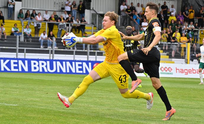 05.07.2026 - Fussball - Saison 2026 2027 - Testspiel Freundschaftsspiel - SpVgg Bayreuth - SpVgg Greuther Fürth ( Kleeblatt ) - - Sportfoto Zink MeZi - xmexzix - regulations prohibit any use of photographs as image sequences and or quasi-video - only for editorial use - Silas Prüfrock (43, SpVgg Greuther Fürth ) Dennis Lippert (3, SpVgg Bayreuth, rechts ) *** July 5, 2026 Soccer Season 2026–2027 Exhibition Match Friendly Match SpVgg Bayreuth SpVgg Greuther Fürth Kleeblatt Sports Photo Zink MeZi xmexzix Regulations prohibit any use of photographs as image sequences and or quasi-video; for editorial use only. Silas Test Jersey 43, SpVgg Greuther Fürth; Dennis Lippert 3, SpVgg Bayreuth, right