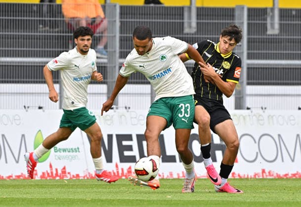 05.07.2026 - Fussball - Saison 2026 2027 - Testspiel Freundschaftsspiel - SpVgg Bayreuth - SpVgg Greuther Fürth ( Kleeblatt ) - - Sportfoto Zink MeZi - xmexzix - regulations prohibit any use of photographs as image sequences and or quasi-video - only for editorial use - Maximilian Solomon Dietz (33, SpVgg Greuther Fürth ) Moritz Gindel (37, SpVgg Bayreuth, rechts ) *** July 5, 2026 Soccer Season 2026–2027 Exhibition Match Friendly Match SpVgg Bayreuth SpVgg Greuther Fürth Kleeblatt Sports Photo Zink MeZi xmexzix Regulations prohibit any use of photographs as image sequences and or quasi-video; for editorial use only. Maximilian Solomon Dietz, 33, SpVgg Greuther Fürth; Moritz Gindel, 37, SpVgg Bayreuth, on the right