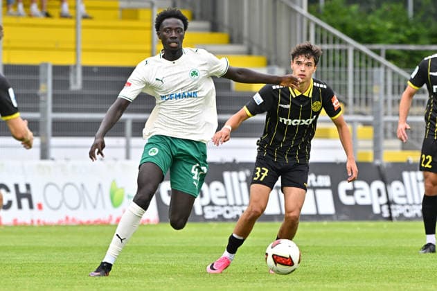 05.07.2026 - Fussball - Saison 2026 2027 - Testspiel Freundschaftsspiel - SpVgg Bayreuth - SpVgg Greuther Fürth ( Kleeblatt ) - - Sportfoto Zink MeZi - xmexzix - regulations prohibit any use of photographs as image sequences and or quasi-video - only for editorial use - Omar Sillah (42, SpVgg Greuther Fürth ) Moritz Gindel (37, SpVgg Bayreuth, rechts ) *** July 5, 2026 Soccer Season 2026–2027 Exhibition Match Friendly Match SpVgg Bayreuth SpVgg Greuther Fürth Kleeblatt Sports Photo Zink MeZi xmexzix Regulations prohibit any use of photographs as image sequences and or quasi-video; for editorial use only. Omar Sillah 42, SpVgg Greuther Fürth; Moritz Gindel 37, SpVgg Bayreuth, on the right