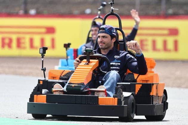 F1 British Grand Prix 2026 Carlos Sainz and Alexander Albon of Atlassian Williams drive Lego karts during the drivers parade ahead of the Formula 1 British Grand Prix at Silverstone Circuit in Northampton, Great Britain on July 5, 2026. Northampton United Kingdom  Copyright: xJakubxPorzyckix originalFilename:porzycki-f1britis260705_nprXS.jpg