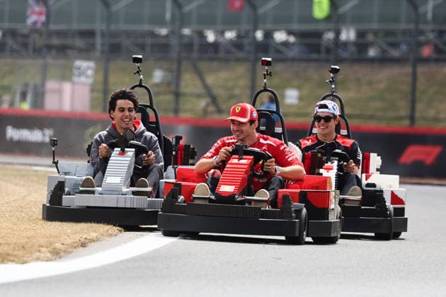 Sport Bilder des Tages F1 British Grand Prix 2026 Charles Leclerc of Ferrari, Gabriel Bortoleto of Audi and Oliver Bearman of Haas drive Lego karts during the drivers parade ahead of the Formula 1 British Grand Prix at Silverstone Circuit in Northampton, Great Britain on July 5, 2026. Northampton United Kingdom  Copyright: xJakubxPorzyckix originalFilename:porzycki-f1britis260705_npXyP.jpg