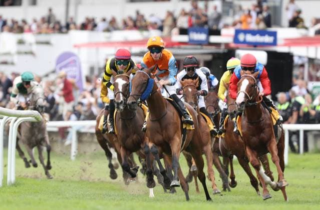 05.07.2026, GER,Reitsport, Rennen 7 Hapag-Lloyd-Rennen, Derby Meeting Hamburg - Galopprennen, Hamburger Renn-Club e.V., Galopprennbahn Hamburg Horn, Hamburg Feature Impressionen Rennen 7 Hapag-Lloyd-Rennenerste Kurve vl. La Spezia ( 04) geritten von Leon Wolff, Ajaxania (IRE) ( 07) geritten von Benjamin Marie, Noyan ( 06) geritten von Eduardo Pedroza und Horwart ( 09) geritten von Jack Mitchell *** July 5, 2026, GER, Equestrian Sports, Race 7 Hapag Lloyd Race, Hamburg Derby Meeting Horse Race, Hamburger Renn Club e.V., Hamburg Horn Racetrack, Hamburg Feature Highlights Race 7 Hapag Lloyd Race—first turn, La Spezia 04 ridden by Leon Wolff, Ajaxania IRE 07 ridden by Benjamin Marie, Noyan 06 ridden by Eduardo Pedroza, and Horwart 09 ridden by Jack Mitchell nordphotoxGmbHx xTauchnitz nph00059