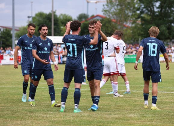 Fussball, Herren, Saison 2026 2027, TSV Moorenweis - TSV 1860 München, Testspiel, Vorbereitung 0:2 durch Lance Fiedler (TSV 1860 München) (li.) hier mit Emre Erdogan (TSV 1860 München) (re.) beim Abklatschen, Tor, Jubel *** Soccer, Men s, 2026–2027 Season, TSV Moorenweis vs. TSV 1860 Munich, Friendly Match, Preseason 0–2 by Lance Fiedler (TSV 1860 Munich, left) here with Emre Erdogan (TSV 1860 Munich, right) high-fiving, Goal, Celebration