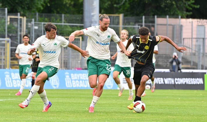 05.07.2026 - Fussball - Saison 2026 2027 - Testspiel Freundschaftsspiel - SpVgg Bayreuth - SpVgg Greuther Fürth ( Kleeblatt ) - - Sportfoto Zink MeZi - xmexzix - regulations prohibit any use of photographs as image sequences and or quasi-video - only for editorial use - Lukas Reich (2, SpVgg Greuther Fürth ) Jannis Heuer (22, SpVgg Greuther Fürth ) Micah Ham (40,SpVgg Bayreuth, rechts ) *** July 5, 2026 Soccer Season 2026–2027 Exhibition Match Friendly Match SpVgg Bayreuth SpVgg Greuther Fürth Kleeblatt Sports Photo Zink MeZi xmexzix Regulations prohibit any use of photographs as image sequences and or quasi-video; for editorial use only Lukas Reich 2, SpVgg Greuther Fürth; Jannis Heuer 22, SpVgg Greuther Fürth; Micah Ham 40, SpVgg Bayreuth, right