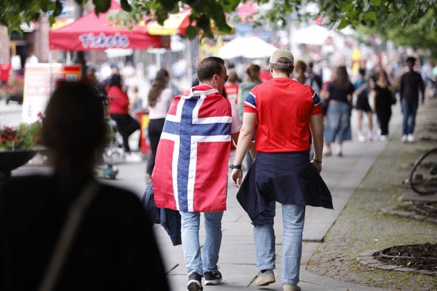 OSLO, NORWAY 20260705 Norwegian football fans warm up in central Oslo ahead of tonight s round of 16 match between Brazil and Norway. OSLO NORWAY x9200x *** OSLO, NORWAY 20260705 Norwegian soccer fans warm up in central Oslo ahead of tonight s Round of 16 match between Brazil and Norway OSLO NORWAY x9200x  Copyright: xAdamxIhse TTx WORLD CUP NORWEGIAN FANS BRAZIL-NORWAY