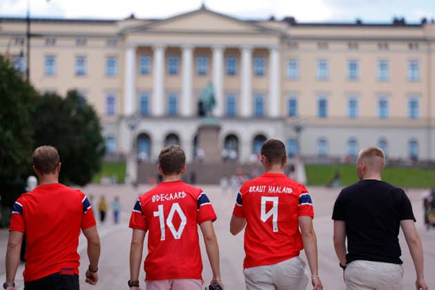 OSLO, NORWAY 20260705 Norwegian football fans gather, here in front of the Royal Palace in Oslo, ahead of tonight s round of 16 match between Brazil and Norway. OSLO NORWAY x9200x *** OSLO, NORWAY July 5, 2026 Norwegian soccer fans gather here in front of the Royal Palace in Oslo ahead of tonight’s Round of 16 match between Brazil and Norway OSLO NORWAY x9200x  Copyright: xAdamxIhse TTx WORLD CUP NORWEGIAN FANS BRAZIL-NORWAY