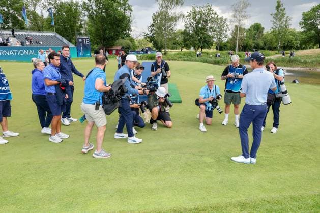 Fotografen lichten den Winner der 37. BMW International Open, Michael Hollick (RSA) ab, 37. BMW International Open 2026, Golf, DP World Tour, Herren, Finale, 05.07.2026 Eichenried Bayern Deutschland *** Photographers snap a picture of Michael Hollick (RSA), the winner of the 37th BMW International Open, 37th BMW International Open 2026, Golf, DP World Tour, Men s, Final, July 5, 2026, Eichenried, Bavaria, Germany Copyright: xkolbert-press ChristianxKolbertx