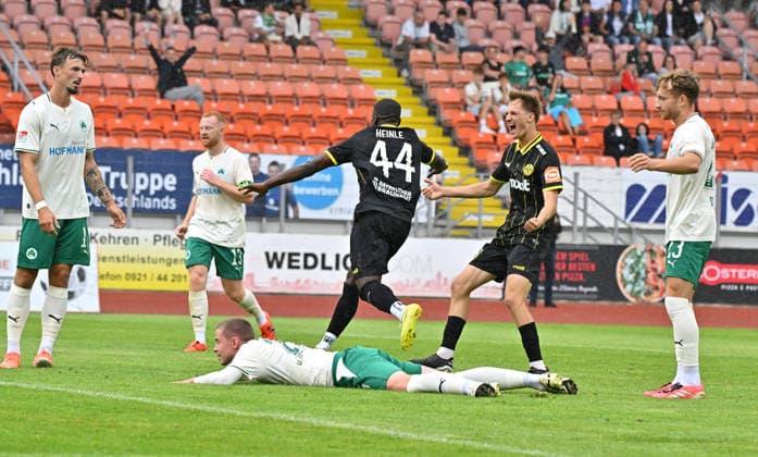 05.07.2026 - Fussball - Saison 2026 2027 - Testspiel Freundschaftsspiel - SpVgg Bayreuth - SpVgg Greuther Fürth ( Kleeblatt ) - - Sportfoto Zink MeZi - xmexzix - regulations prohibit any use of photographs as image sequences and or quasi-video - only for editorial use - Torjubel Jubel Freude nach Treffer Tor Torschuß zum 1:0 durch Adrian Heinle (44, SpVgg Bayreuth ) - Noah König (17, SpVgg Greuther Fürth ) Brynjar Ingi Bjarnason (25, SpVgg Greuther Fürth ) Jannik Dehm ( 23, SpVgg Greuther Fürth ) enttäuscht Enttäuschung *** July 5, 2026 Soccer Season 2026–2027 Exhibition Match Friendly Match SpVgg Bayreuth SpVgg Greuther Fürth Kleeblatt Sports Photo Zink MeZi xmexzix regulations prohibit any use of photographs as image sequences and or quasi-video; for editorial use only Goalcheering, celebration, joy after a goal; goal, shot on goal for the 1–0 by Adrian Heinle (44), SpVgg Bayreuth Noah König (17), SpVgg Greuther Fürth Brynjar Ingi Bjarnason (25), SpVgg Greuther Fürth Jannik Dehm (23), SpVgg Greuther Fürth disappointed; disappointment