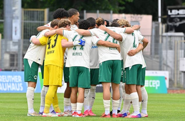 05.07.2026 - Fussball - Saison 2026 2027 - Testspiel Freundschaftsspiel - SpVgg Bayreuth - SpVgg Greuther Fürth ( Kleeblatt ) - - Sportfoto Zink MeZi - xmexzix - regulations prohibit any use of photographs as image sequences and or quasi-video - only for editorial use - Teamkreis Mannschaft Team Fürth vor Spielbeginn *** July 5, 2026 Soccer Season 2026–2027 Exhibition Match Friendly Match SpVgg Bayreuth SpVgg Greuther Fürth Kleeblatt Sports Photo Zink MeZi xmexzix Regulations prohibit any use of photographs as image sequences and or quasi-video; for editorial use only TeamForth team before kickoff