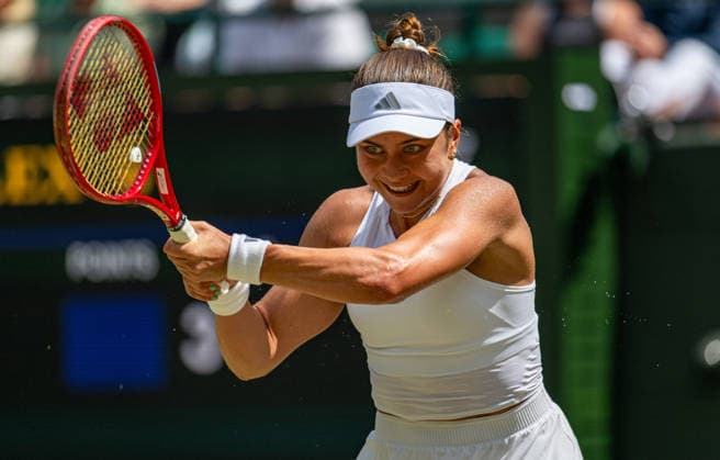 Tennis - Wimbledon Championship 2026 - Day 7 LONDON, ENGLAND - Sunday, July 5, 2026: Iva Jovic (USA) during the Ladies Singles Fourth Round match on Day Seven of The Championships Wimbledon 2026 at the All England Lawn Tennis and Croquet Club. (Photo by Kirsten Holst Propaganda) LONDON All England Lawn Tennis and Croq GREATER LONDON ENGLAND  Copyright: xKirstenxHolstx 2026-07-05-007-Wimbledon_Day_7