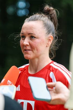 Angebot: 1. FC Köln Frauen, Auftakttraining, 05.07.2026 Marina Hegering (1. FC Köln, 33) Auftakttraining der Frauen des 1. FC Köln zur Saison 2026 27 der 1. Frauen Fussball Bundesliga, Trainingsgelände am Geißbockheim, Köln, 05.07.2026 DFL DFB regulations prohibit any use of photographs as image sequences and or quasi-video. *** 1 FC Köln Women, Season-Opening Training Session, July 5, 2026 Marina Hegering 1 FC Köln, 33 First training session of the 1 FC Köln women’s team for the 2026–27 season of the Women’s Bundesliga, training grounds at Geißbockheim, Cologne, July 5, 2026 DFL DFB regulations prohibit any use of photographs as image sequences and or quasi-video Copyright: xBEAUTIFULxSPORTS Freisenx
