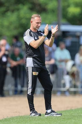 05.07.2026, xtgx, Fussball Testspiel, SV Grün-Weiß Lübben - 1. FC Union Berlin emspor, v.l. Mauro Lustrinelli (Union Berlin, Trainer) gibt Anweisungen, gestikuliert mit den Armen, gesticulate, gives instructions (DFL DFB REGULATIONS PROHIBIT ANY USE OF PHOTOGRAPHS as IMAGE SEQUENCES and or QUASI-VIDEO) Lübben *** July 5, 2026, xtgx, soccer exhibition match, SV Grün Weiß Lübben vs. FC Union Berlin emspor, from left: Mauro Lustrinelli (Union Berlin), Coach gives instructions, gesturing with his arms, gesticulate, gives instructions DFL DFB REGULATIONS PROHIBIT ANY USE OF PHOTOGRAPHS as IMAGE SEQUENCES and or QUASI-VIDEO Lübben