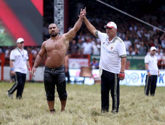 665th Historic Kirkpinar Oil Wrestling Festival in Turkiye s Edirne EDIRNE, TURKIYE - JULY 5: Fezyzullah Akturk (L) celebrates his victory against Mustafa Tas (not seen) after competing in various categories during the 665th Historic Kirkpinar Oil Wrestling Festival at the Sarayici Er Meydani wrestling grounds in Edirne, Turkiye, on July 5, 2026. Ozgun Tiran Anadolu Edirne Turkey. Editorial use only. Please get in touch for any other usage.  Copyright: x2026xAnadoluxOzgunxTiranx