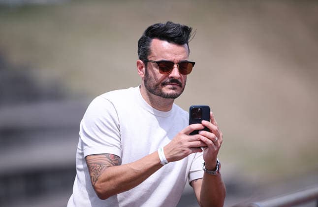 Sport Bilder des Tages Fussball BITZER Cup U 19 Junioren 2025 in Ergenzingen (Kreis Tuebingen) 05.07.2026 VfB Stuttgart U19 - 1. FSV Mainz U19 Musiker und Fernsehmoderator, Giovanni Zarrella, filmt seinen Sohn Gabriel Zarrella (VfB Stuttgart) *** Soccer: BITZER Cup U-19 Juniors 2025 in Ergenzingen, Tübingen District, July 5, 2026: VfB Stuttgart U-19 vs. FSV Mainz U-19. Musician and TV host, Giovanni Zarrella, films his son Gabriel Zarrella of VfB Stuttgart