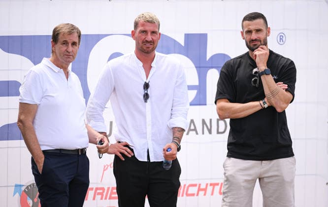 Fussball BITZER Cup U 19 Junioren 2025 in Ergenzingen (Kreis Tuebingen) 05.07.2026 VfB Stuttgart U19 - 1. FSV Mainz U19 Spielerbetrater Ingo Haspel, Trainer Pascal Reinhardt (SG Sonnenhof - Grossaspach und Ex Profi Daniel Caligiuri (v.li.) *** Soccer: BITZER Cup U-19 Juniors 2025 in Ergenzingen, Tübingen District, July 5, 2026—VfB Stuttgart U-19 vs. FSV Mainz U-19. Player representative: Ingo Haspel, Coach Pascal Reinhardt, SG Sonnenhof Grossaspach, and former pro Daniel Caligiuri (from left)