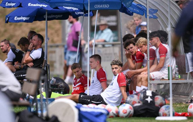 Fussball BITZER Cup U 19 Junioren 2025 in Ergenzingen (Kreis Tuebingen) 05.07.2026 VfB Stuttgart U19 - 1. FSV Mainz U19 Salvatore Mule (Mitte unten, VfB Stuttgart) aus Rottenburg *** Soccer: BITZER Cup U-19 Juniors 2025 in Ergenzingen, Tübingen District, July 5, 2026: VfB Stuttgart U-19 vs. FSV Mainz U-19; Salvatore Mule (center bottom); VfB Stuttgart from Rottenburg
