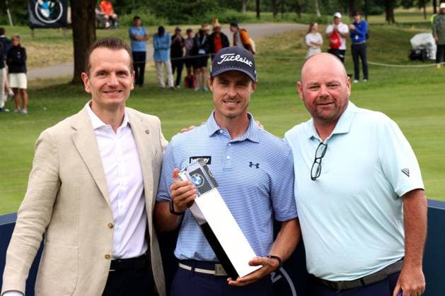 EICHENRIED, GERMANY - JULY 05: Winner HOLLICK, Michael (RSA) with trophy, his Caddy and Tim Beltermann (BMW) at the Final Round of the BMW International Open, Eichenried, Germany, DP World Tour, Final Round on July 5, 2026 in Eichenried, Germany, BMW International Open, Eichenried, Germany, 05.07.2026 Bavaria Germany Copyright: xPhotographer:xNilsxKoepkex