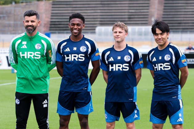 05.07.2026, Fussball, Trainingsauftakt des FC Schalke 04. v. l. Trainer Miron Muslic (FC Schalke 04) mit den Neuzugängen Junior Adamu (FC Schalke 04), Luca Vozar (FC Schalke 04), Satoshi Tanaka (FC Schalke 04). Gelsenkirchen Trainingsgelände FC Schalke 04 NRW Deutschland xRHR-FOTO YYx *** July 5, 2026, Soccer, FC Schalke 04 s first training session of the season; Coach Miron Muslic of FC Schalke 04 with new signings Junior Adamu of FC Schalke 04, Luca Vozar (FC Schalke 04), Satoshi Tanaka (FC Schalke 04), Gelsenkirchen, FC Schalke 04 training facility, North Rhine-Westphalia, Germany, xRHR, PHOTO YYx Copyright: RHR-FOTOx RHR-FOTO YY